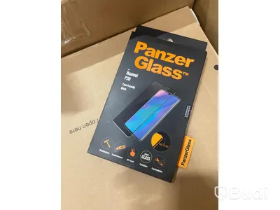Pall med blandade mobiltillbehör från bl.a mobilskal till Galaxy S10, Panzer skärmskydd till Huawei P30, mobilladdare m.m.