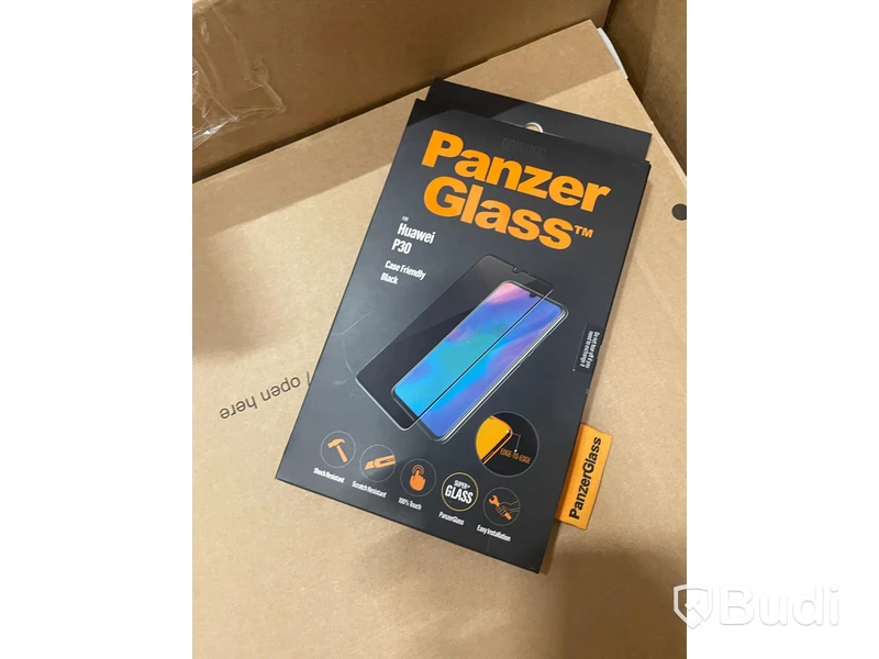 Pall med blandade mobiltillbehör från bl.a mobilskal till Galaxy S10, Panzer skärmskydd till Huawei P30, mobilladdare m.m.