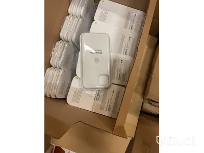 Pall med blandade mobiltillbehör från märken som Apple, Ideal m.fl