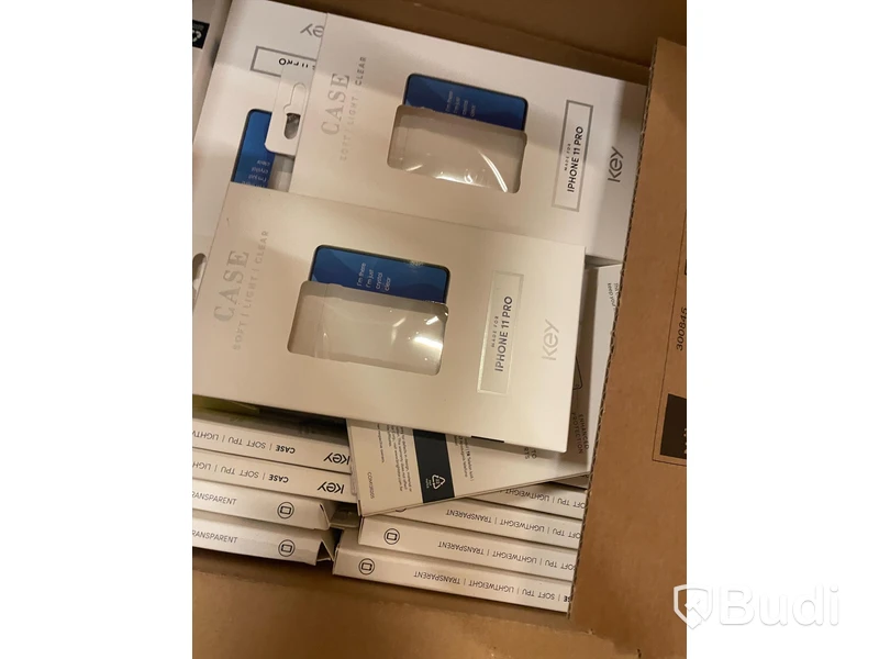 Pall med blandade mobiltillbehör från märken som Apple, Ideal m.fl