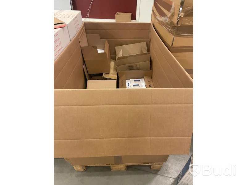Pall med blandade mobiltillbehör från märken som Apple, Ideal m.fl