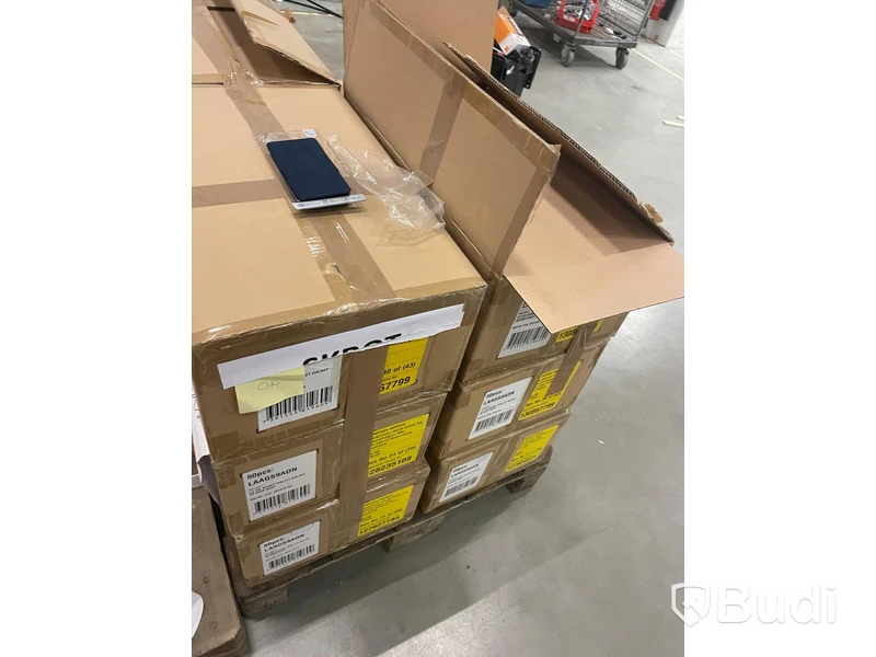 Pall med blandade mobiltillbehör till bl.a Samsung S9. Märke La Vie