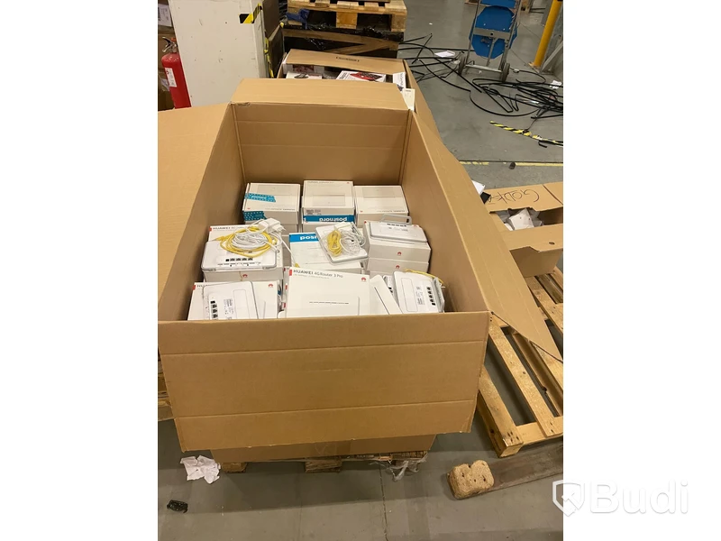 Pall med 4G-modem från Huawei, okänt skick. Modeller B525 och B535, Brutna förpackningar