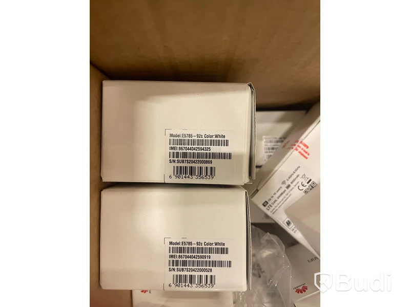 Kartong med mobila 4G-modem. Huawei E5785, Brutna förpackningar osäker funktion/skick