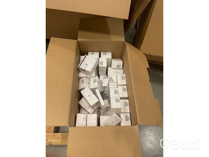 Kartong med mobila 4G-modem. Huawei E5785, Brutna förpackningar osäker funktion/skick