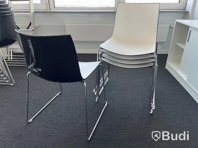 5st stapelbara Stolar från Arper. Modellen är Califa 46