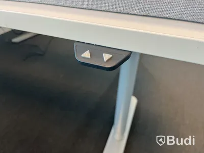 Elektriskt höj och sänkbart skrivbord 160x80cm med demonterad kontorsavskiljare. Funktionstestad.