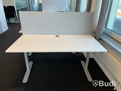 Elektriskt höj och sänkbart skrivbord 160x80cm med kontorsavskiljare. Funktionstestad.