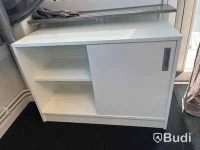 Litet skåp med skjutdörrar och mindre soffbord