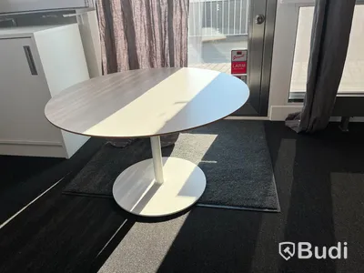 Litet skåp med skjutdörrar och mindre soffbord