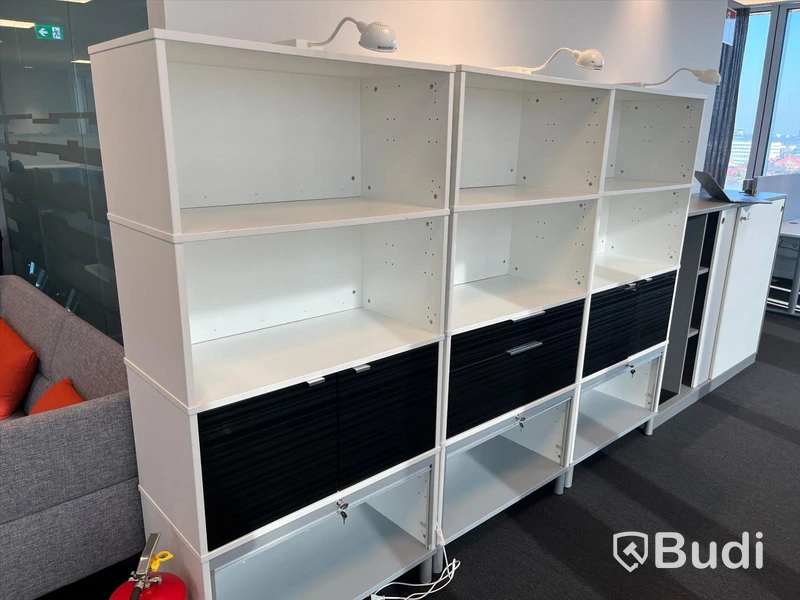 3st IKEA Bokhyllor, EFFEKTIV med belysning. Varje bokhylla är 174cm hög och 84 cm bred