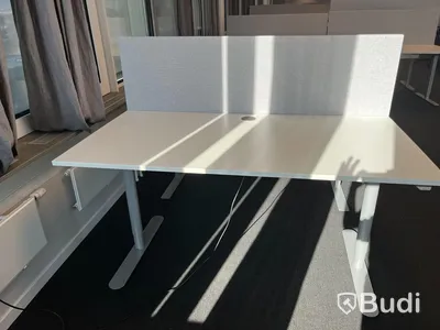 Elektriskt höj och sänkbart skrivbord 160x80cm med kontorsavskiljare. Funktionstestad.