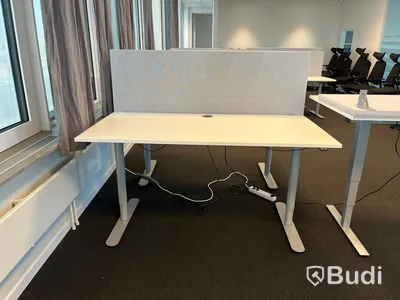 Elektriskt höj och sänkbart skrivbord 160x80cm med kontorsavskiljare. Funktionstestad.