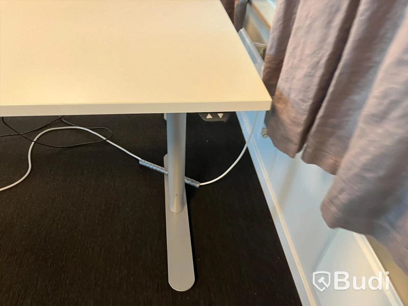 Elektriskt höj och sänkbart skrivbord 160x80cm med kontorsavskiljare. Funktionstestad.