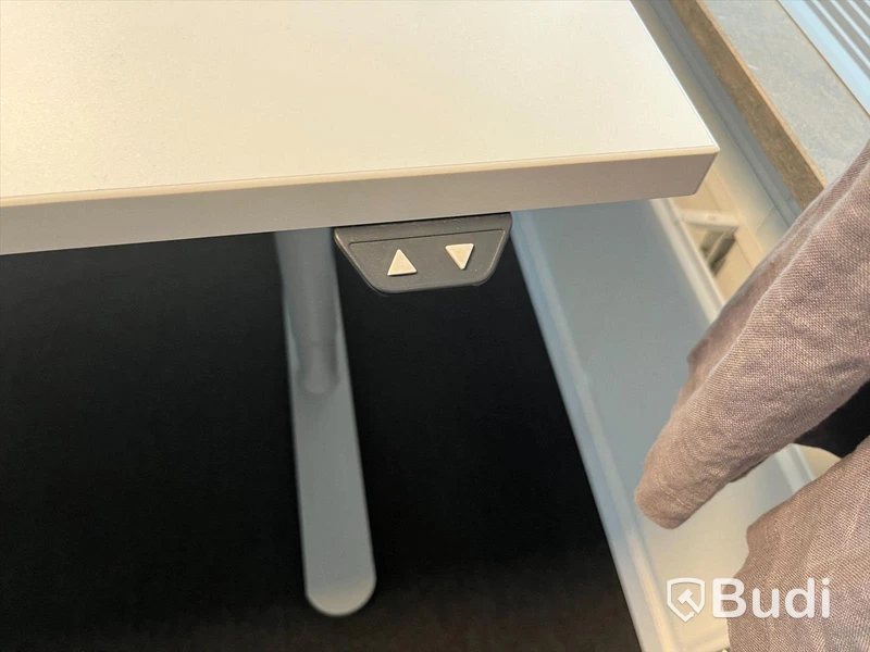 Elektriskt höj och sänkbart skrivbord 160x80cm med kontorsavskiljare. Funktionstestad.