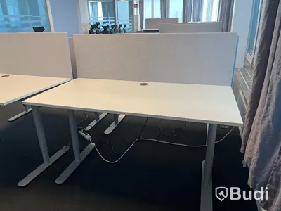 Elektriskt höj och sänkbart skrivbord 160x80cm med kontorsavskiljare. Funktionstestad.