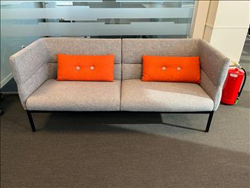 Soffa från Bolia.com med kuddar från HAY. Bredd ca 190cm