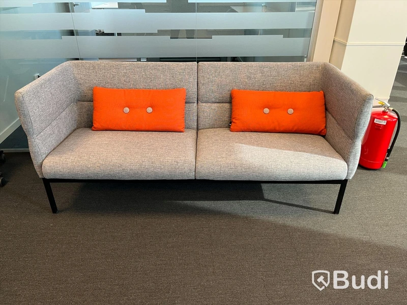 Soffa från Bolia.com med kuddar från HAY. Bredd ca 190cm