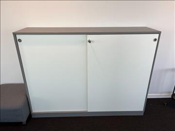 Låsbart skåp med skjutdörrar EFG. Bred 160cm, Höjd 120cm, Djup 40 cm