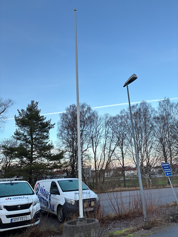 2 st flaggstänger med fot
