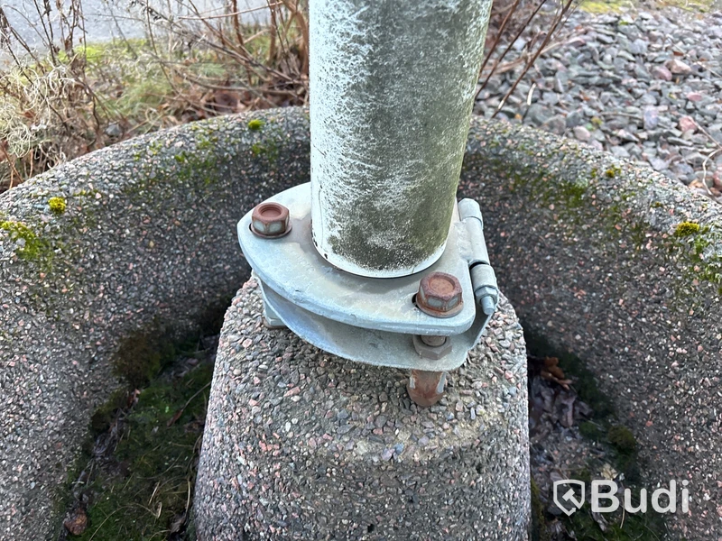 2 st flaggstänger med fot