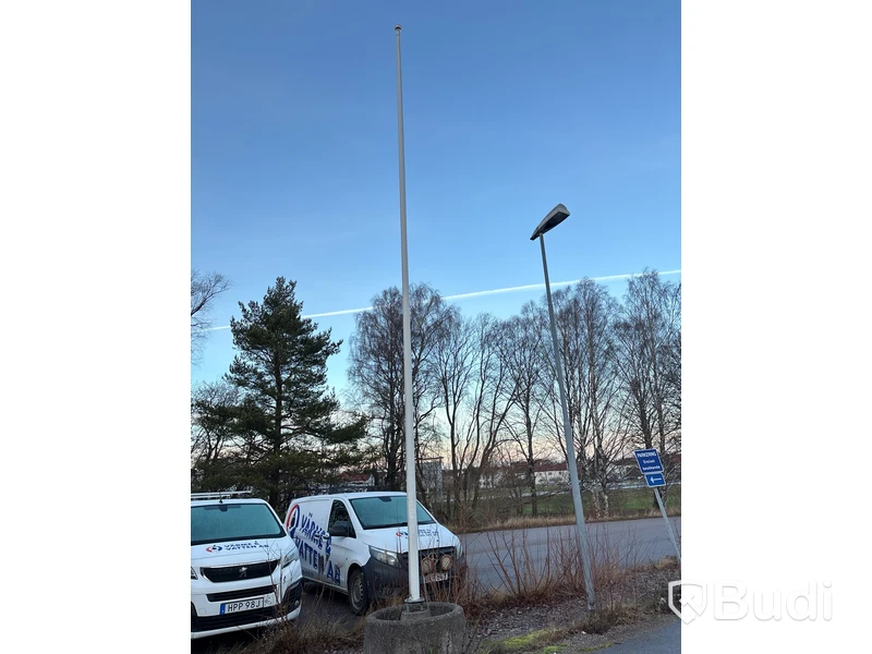 2 st flaggstänger med fot