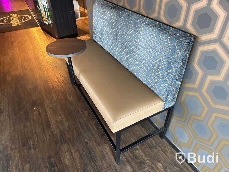 Soffa med bord