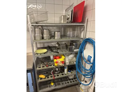 Parti med kantiner och köksredskap