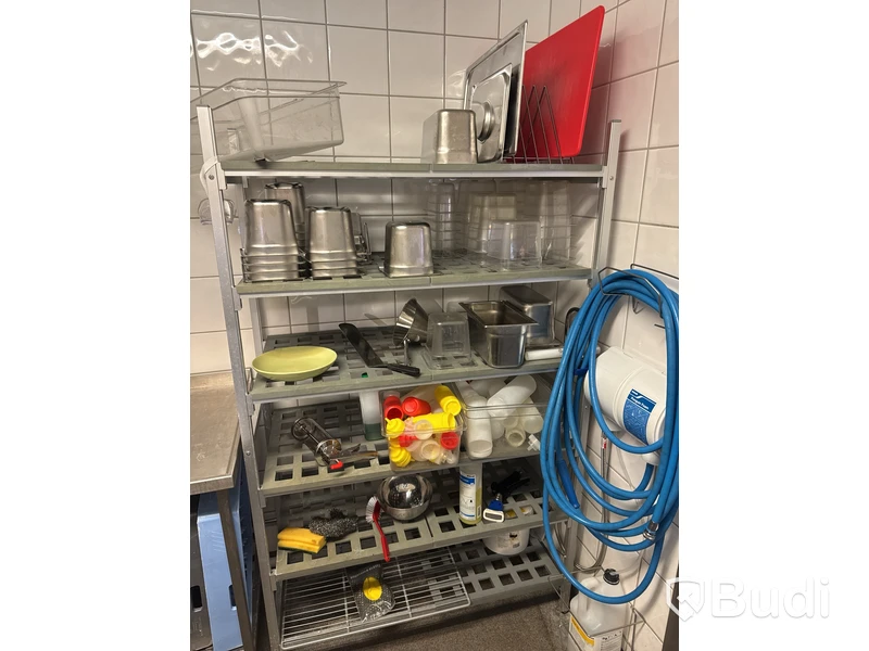 Parti med kantiner och köksredskap