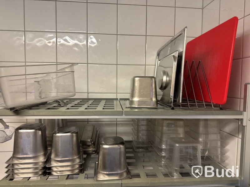 Parti med kantiner och köksredskap