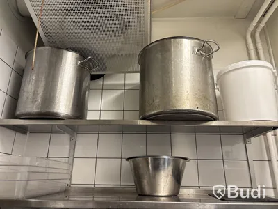 Diskbänk inkl. 5 st. hyllor med innehåll