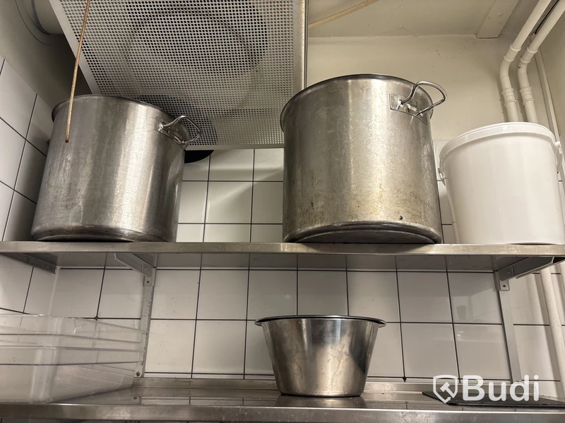 Diskbänk inkl. 5 st. hyllor med innehåll