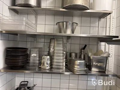Diskbänk inkl. 5 st. hyllor med innehåll