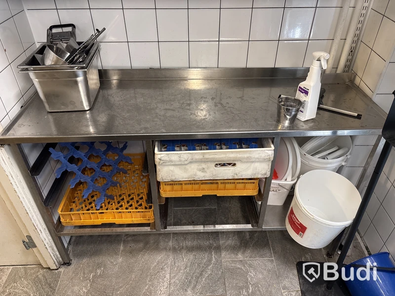 Diskbänk inkl. 5 st. hyllor med innehåll