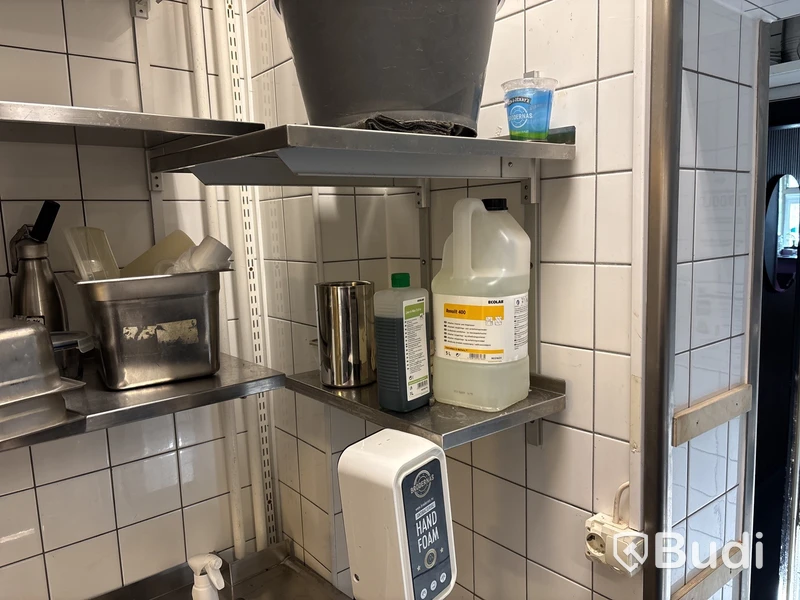 Diskbänk inkl. 5 st. hyllor med innehåll