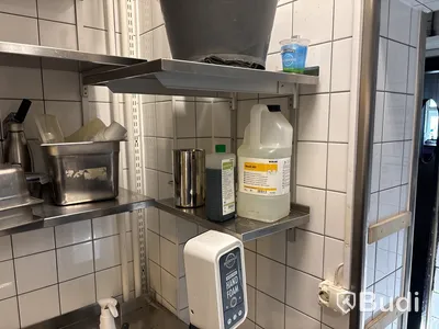 Diskbänk inkl. 5 st. hyllor med innehåll