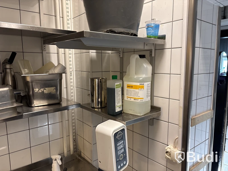 Diskbänk inkl. 5 st. hyllor med innehåll