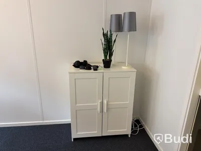 Kontorsmöbler, konst m.m. Stort parti