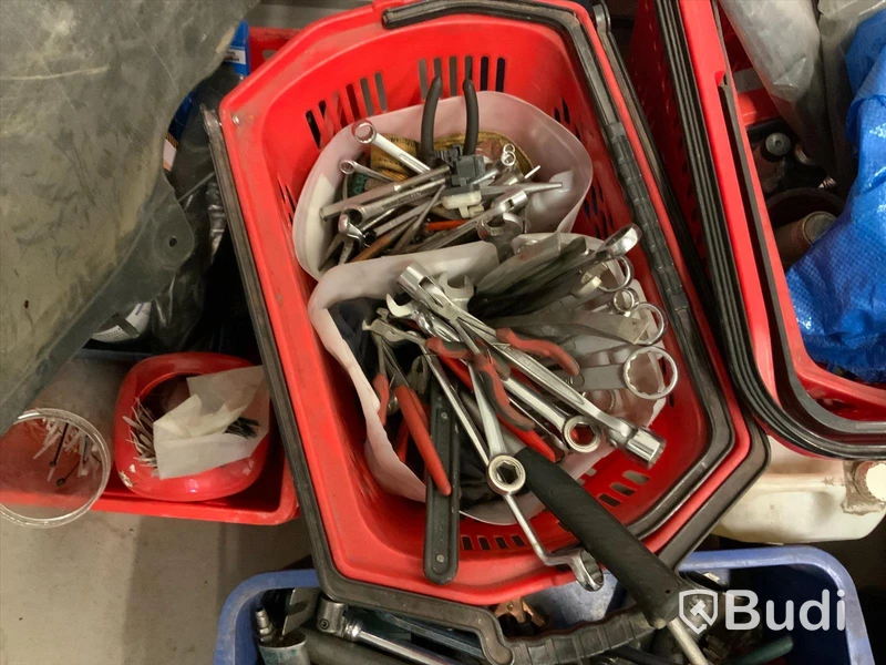Div plastbackar med verktyg