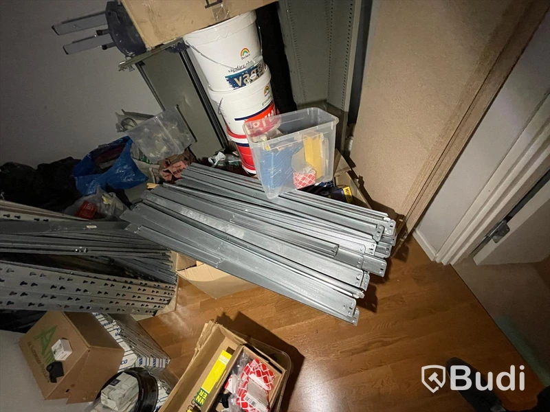 Parti lagerhylla i metall, nedmonterad