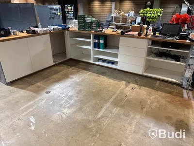 Butiksinredning och butiksvaror.