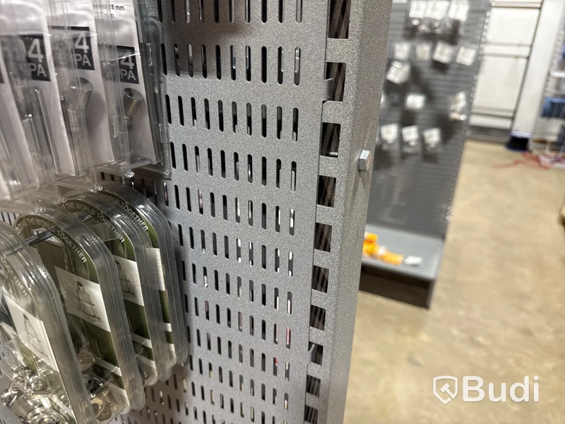 Butiksinredning och butiksvaror.