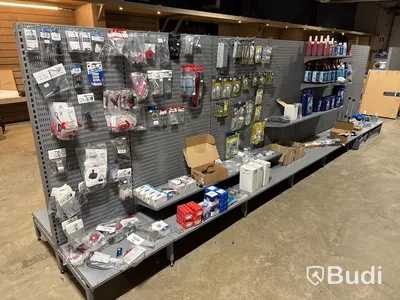 Butiksinredning och butiksvaror.