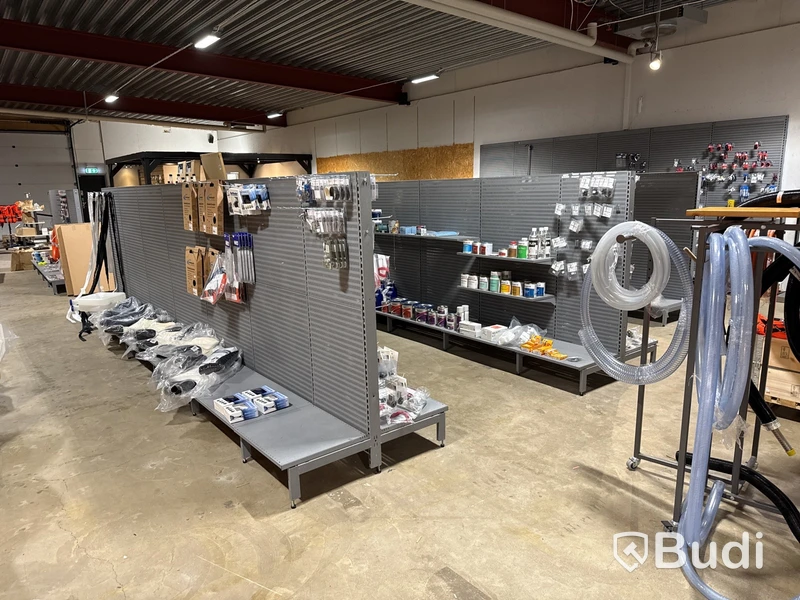 Butiksinredning och butiksvaror.