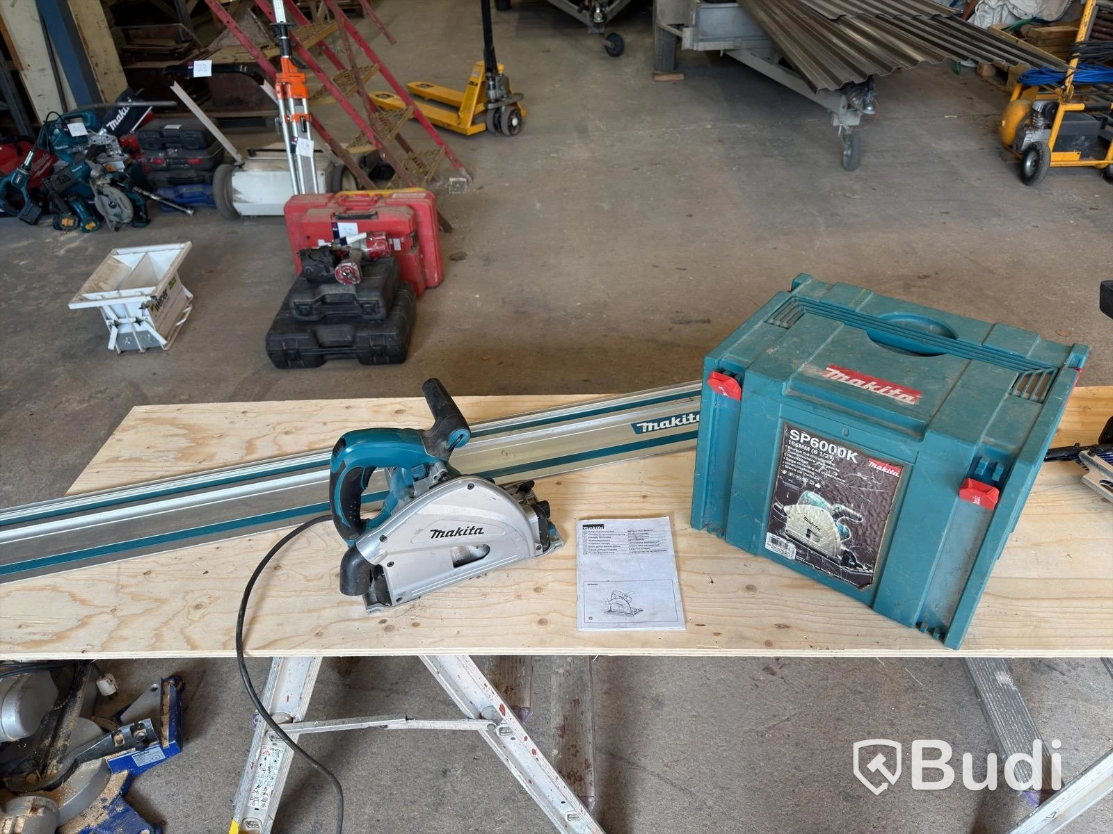 Makita SP6000K plunge saw, with guide rail
