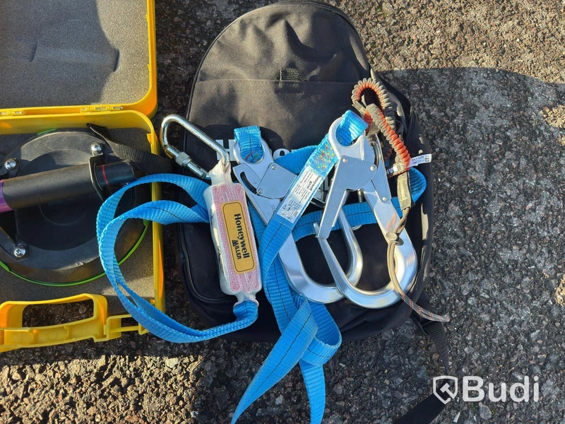 2 Roca vacuum lifters & fall protection equipment