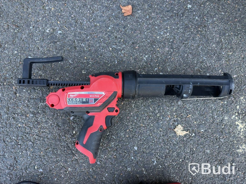 Fogpistol Milwaukee M12 med laddare och 2 batterier