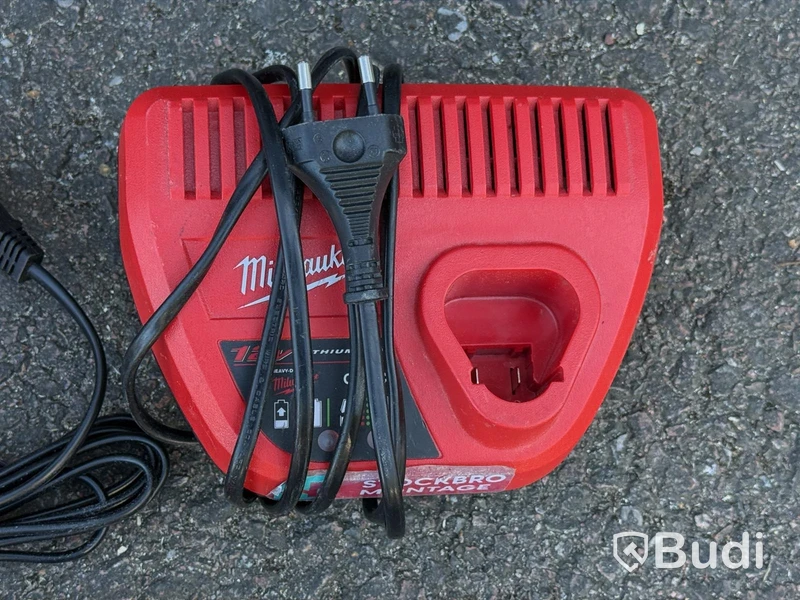 Fogpistol Milwaukee M12 med laddare och 2 batterier