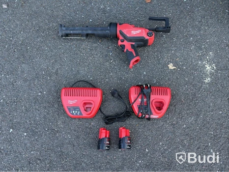 Fogpistol Milwaukee M12 med laddare och 2 batterier