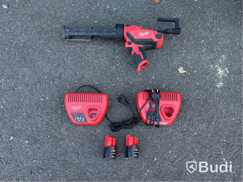 Fogpistol Milwaukee M12 med laddare och 2 batterier